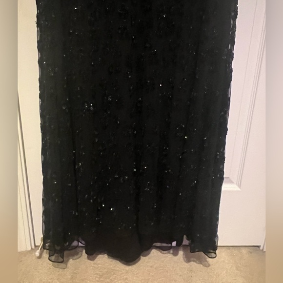 🌺Mac Duggal HIGH NECK FLUTTER CAP SLEEVE GOWN - Picture 12 of 16